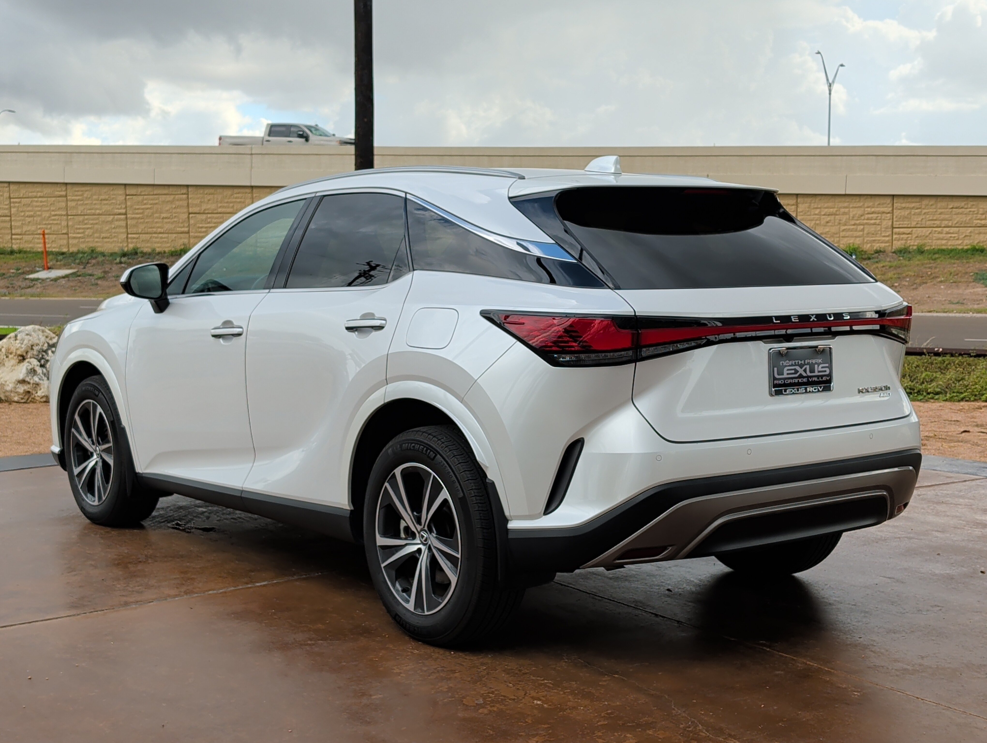 Used 2024 Lexus RX 350h w/ Accessory Package (K3) AWD/4WD image 4