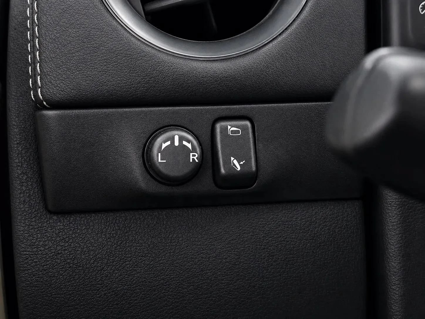 Used 2015 Nissan GT-R Premium AWD/4WD image 25