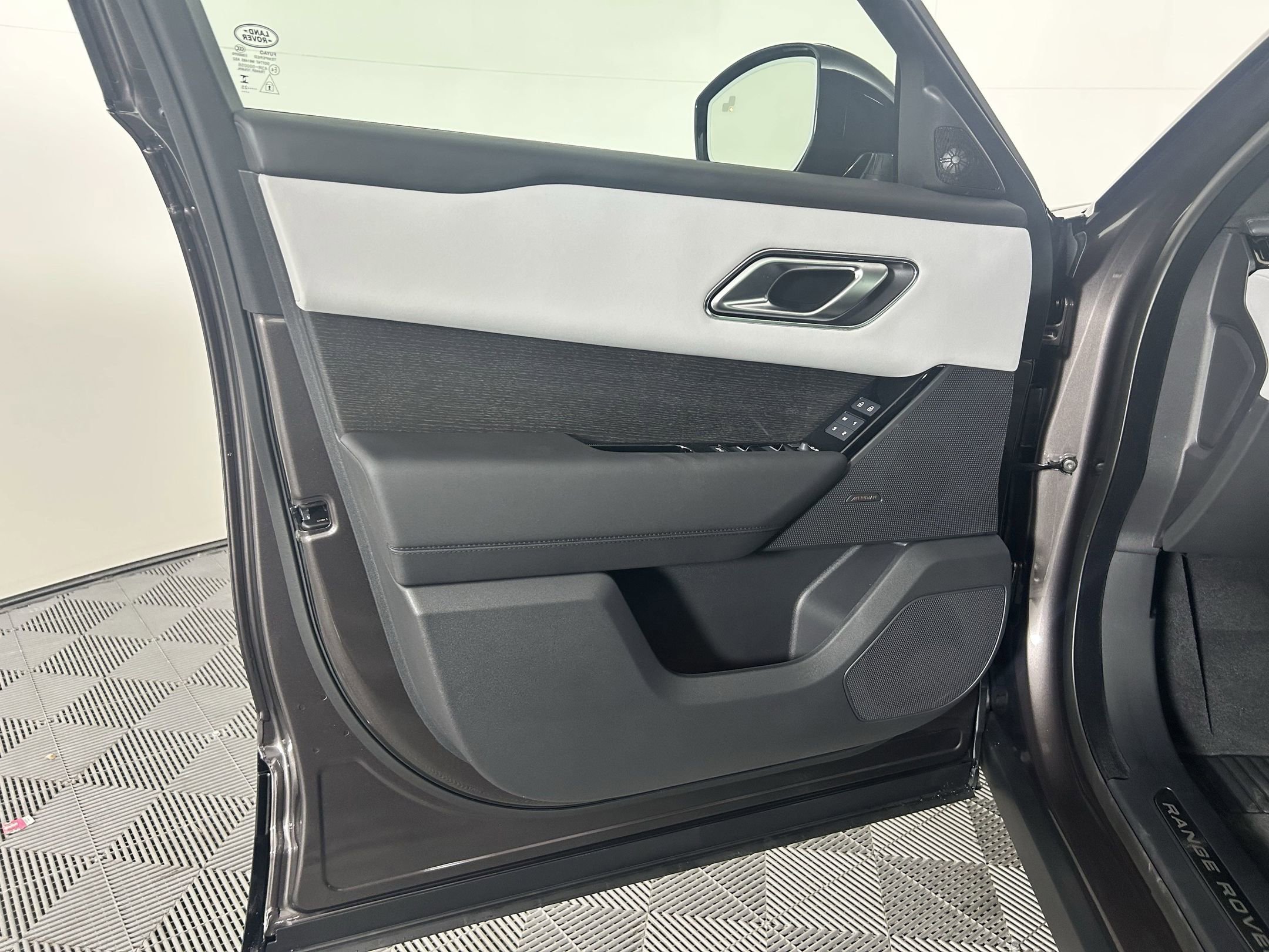 New 2026 Land Rover Range Rover Velar Dynamic SE image 19