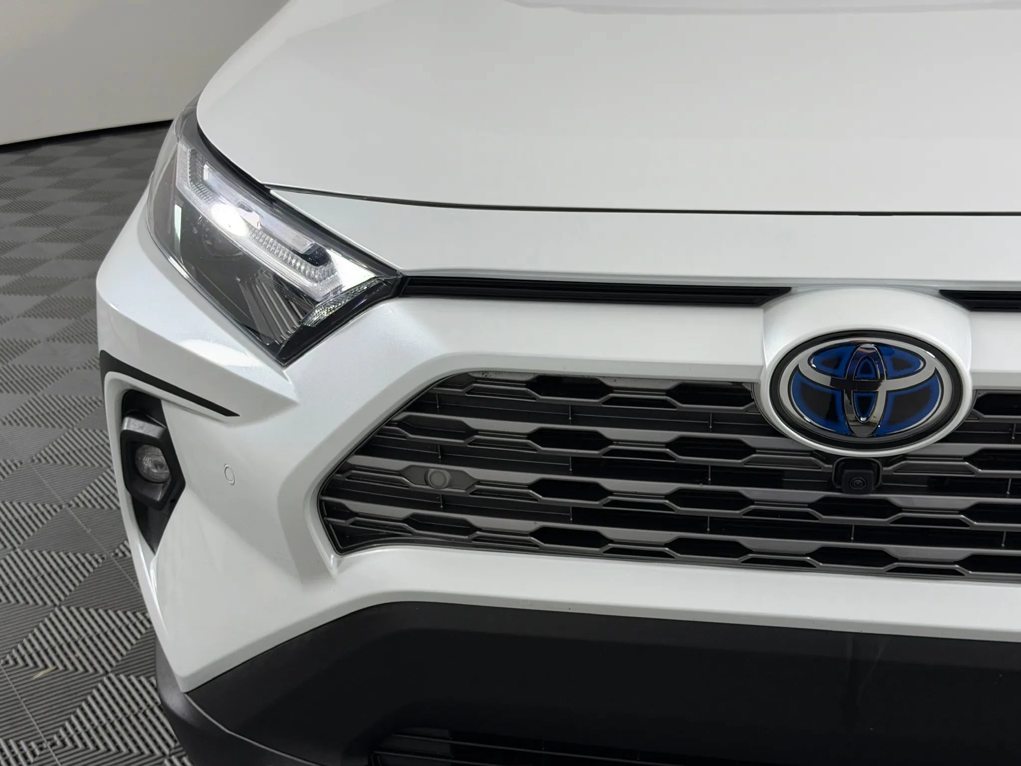 Used 2024 Toyota RAV4 Limited w/ Advanced Technology Package AWD/4WD image 4