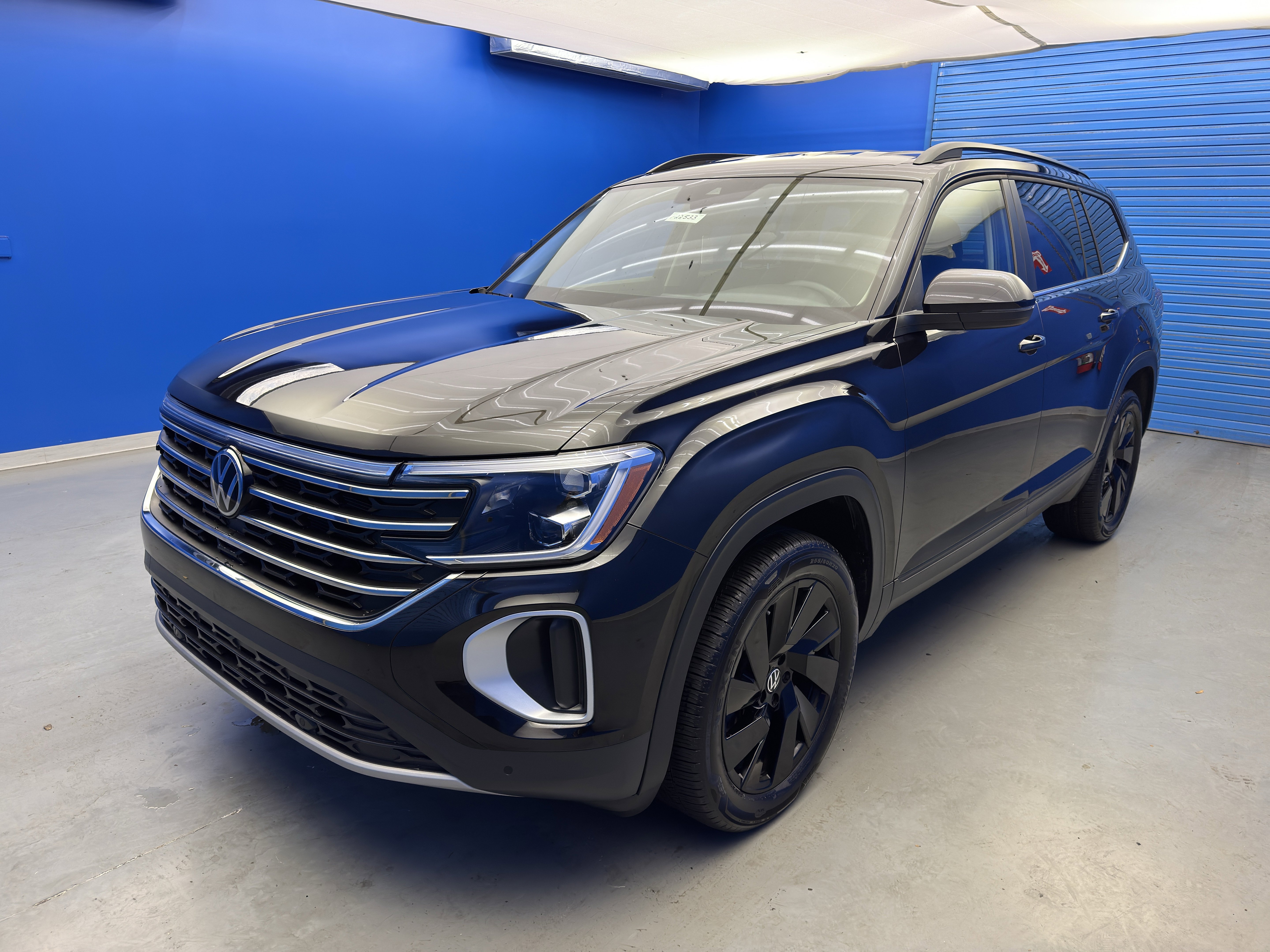 Certified 2025 Volkswagen Atlas SE w/ Black Wheel Package image 4