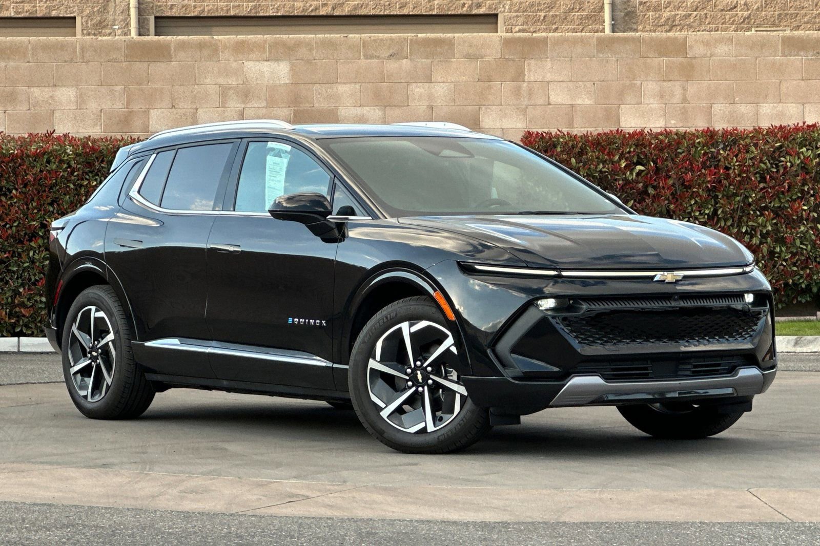 Used 2024 Chevrolet Equinox EV LT image 2