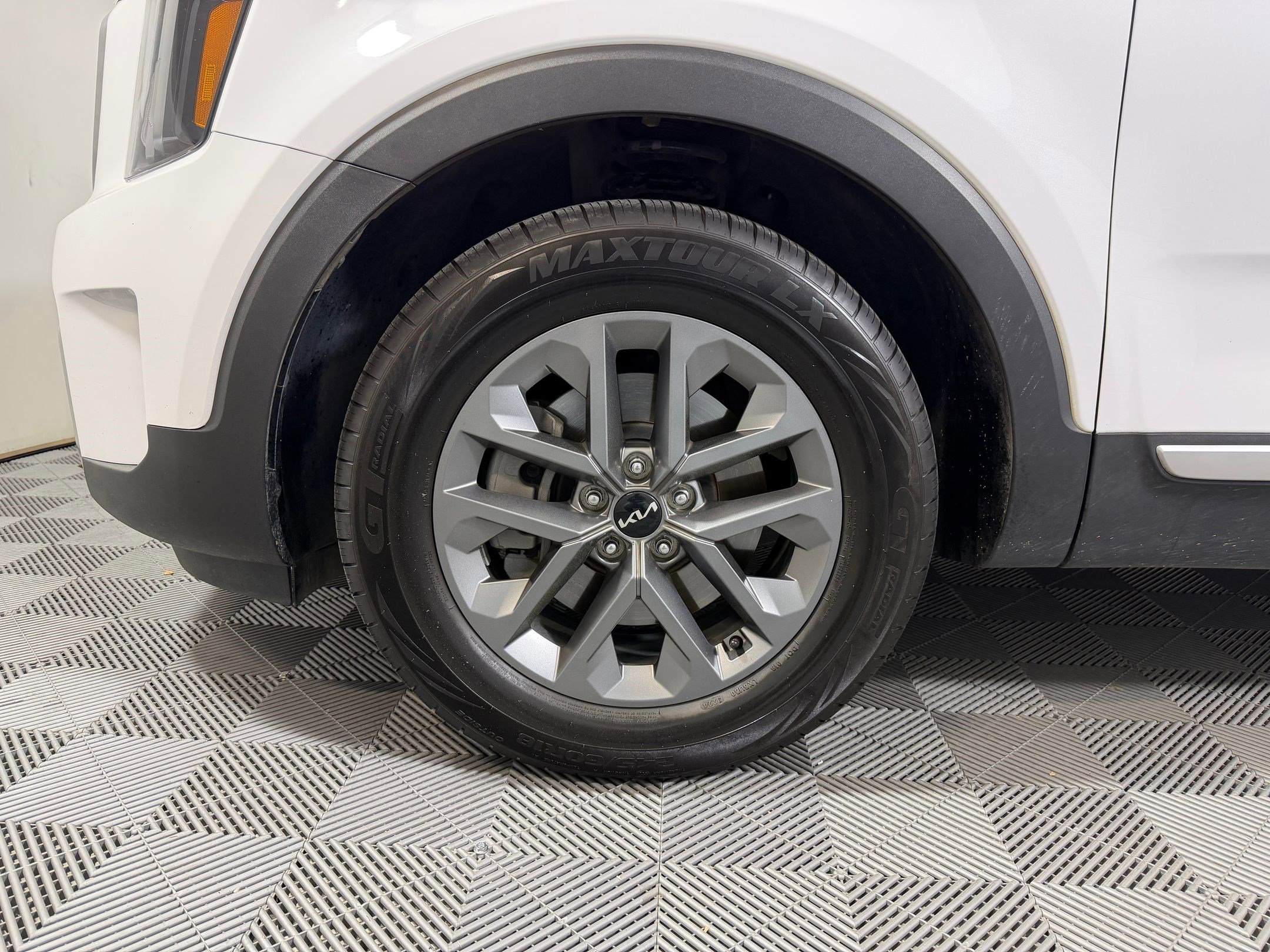 Used 2024 Kia Telluride LX image 9