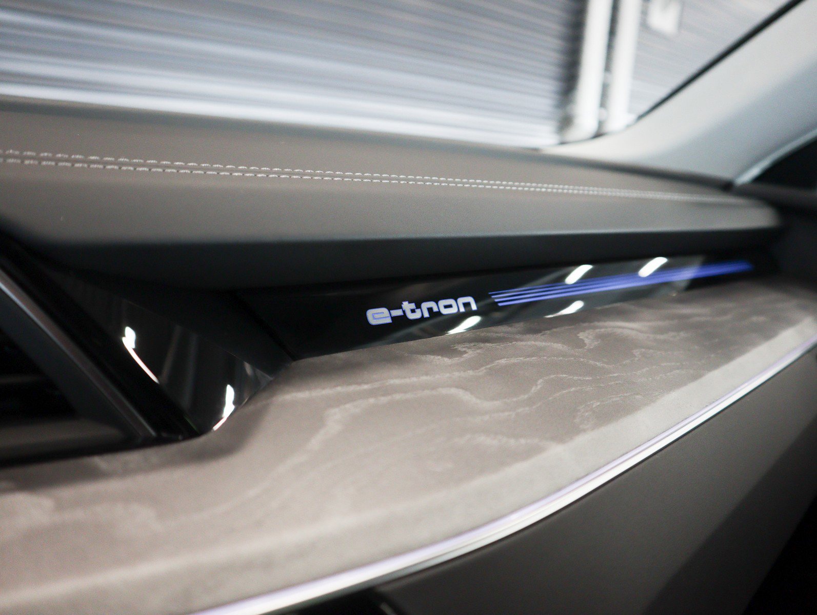 Used 2024 Audi Q8 e-tron Prestige image 24