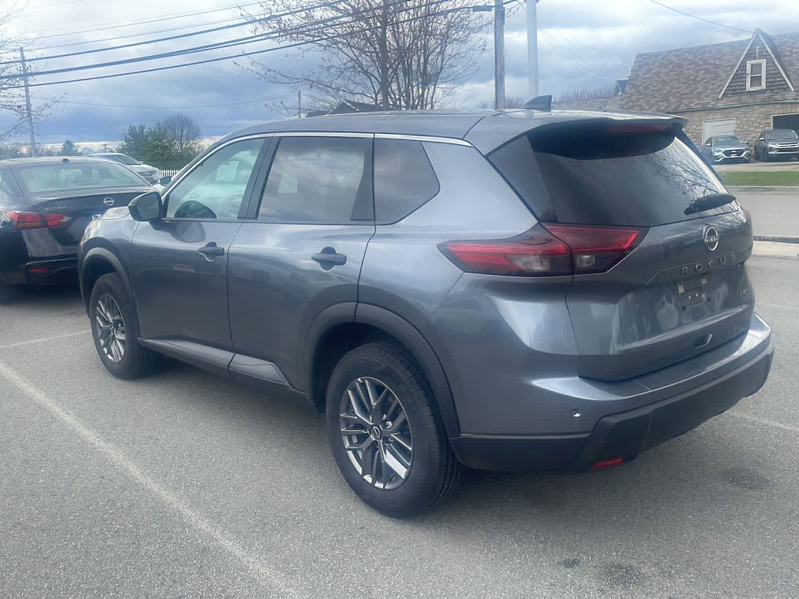 Used 2024 Nissan Rogue S AWD/4WD image 5