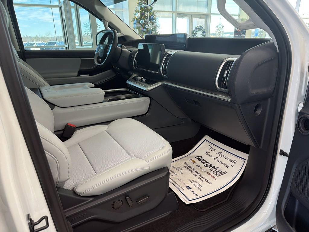 New 2025 Ford Expedition Platinum w/ Driver's Package image 4