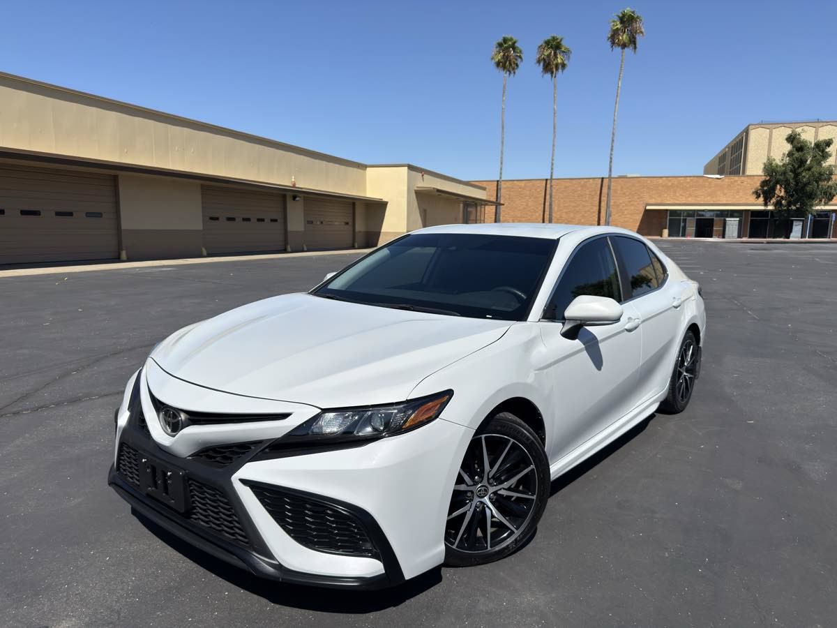Used 2022 Toyota Camry SE FWD image 3