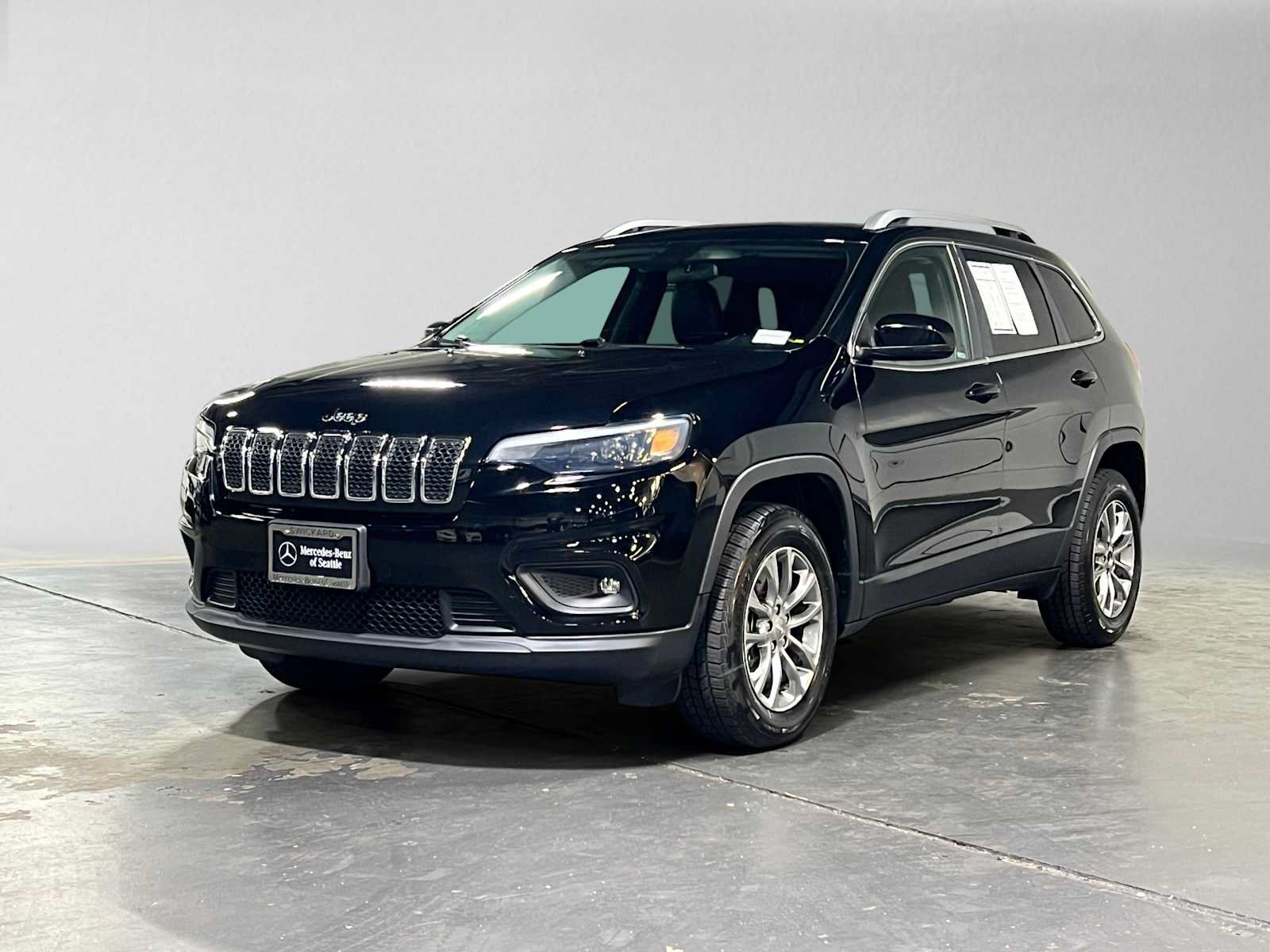 Used 2019 Jeep Cherokee Latitude Plus w/ Cold Weather Group AWD/4WD image 7