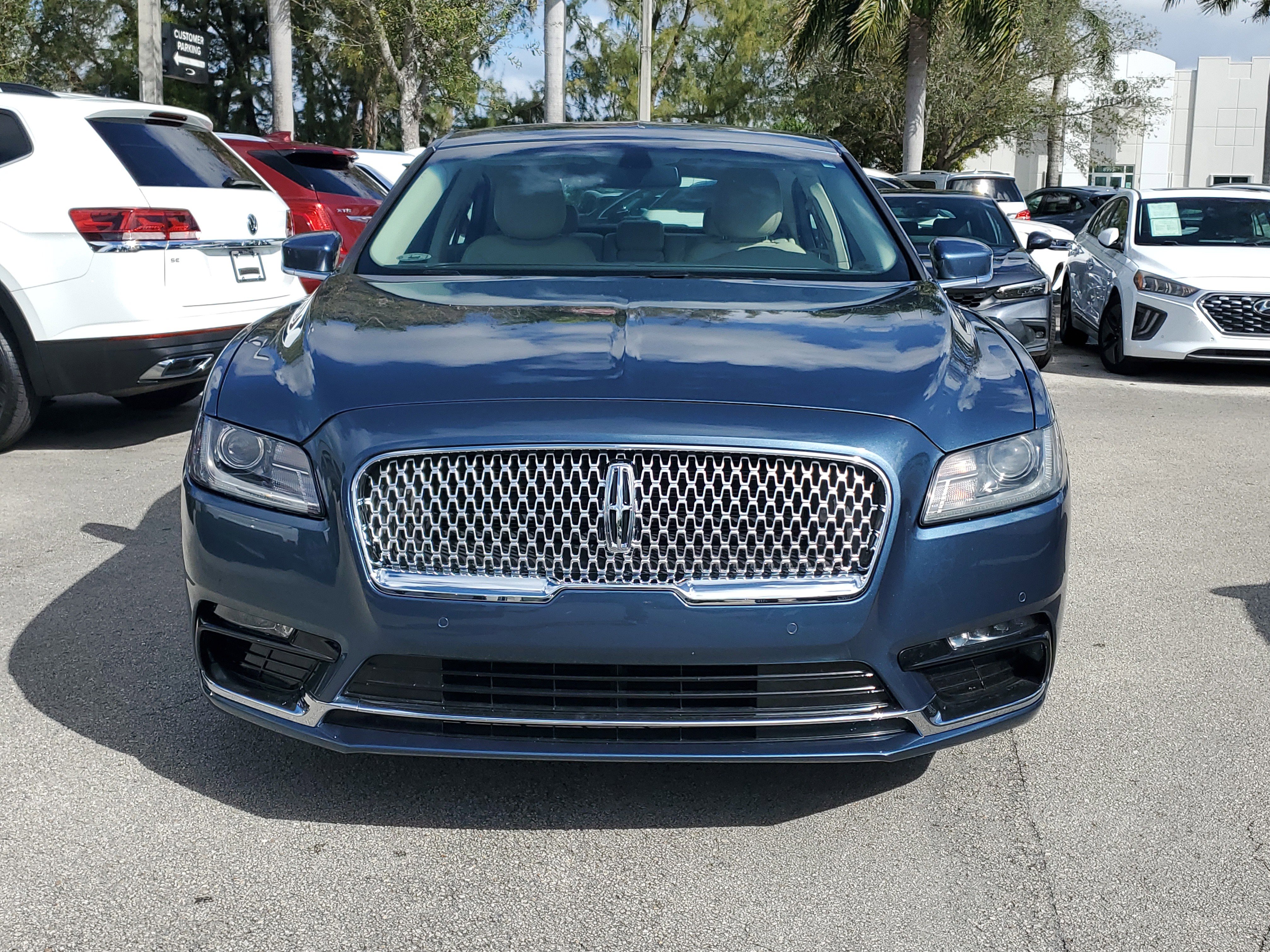 Used 2018 Lincoln Continental Premiere image 2