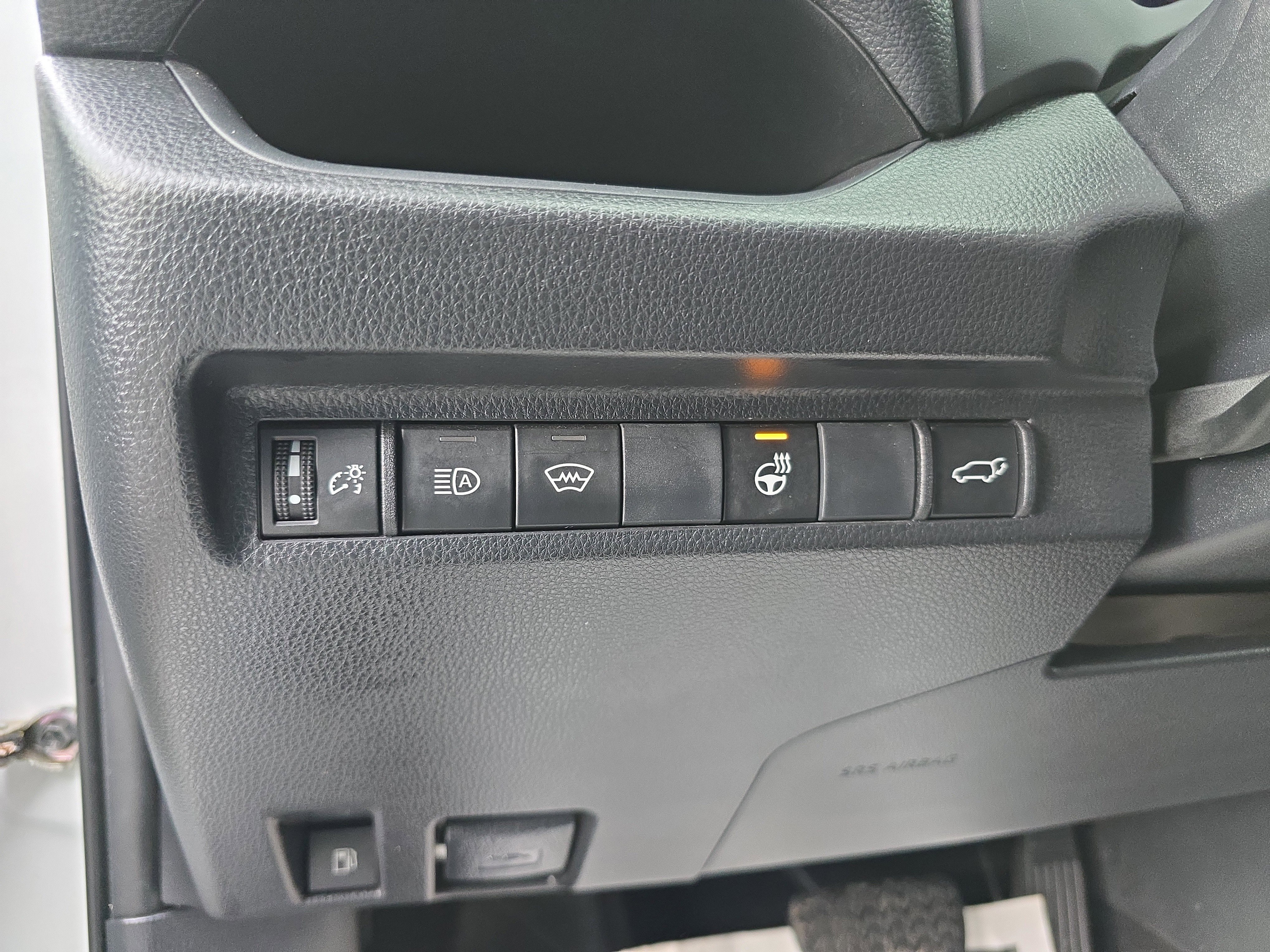 Used 2023 Toyota RAV4 SE image 18