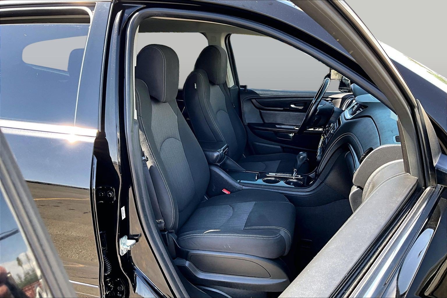 Used 2017 Chevrolet Traverse LT w/ Style and Technology Package FWD image 7