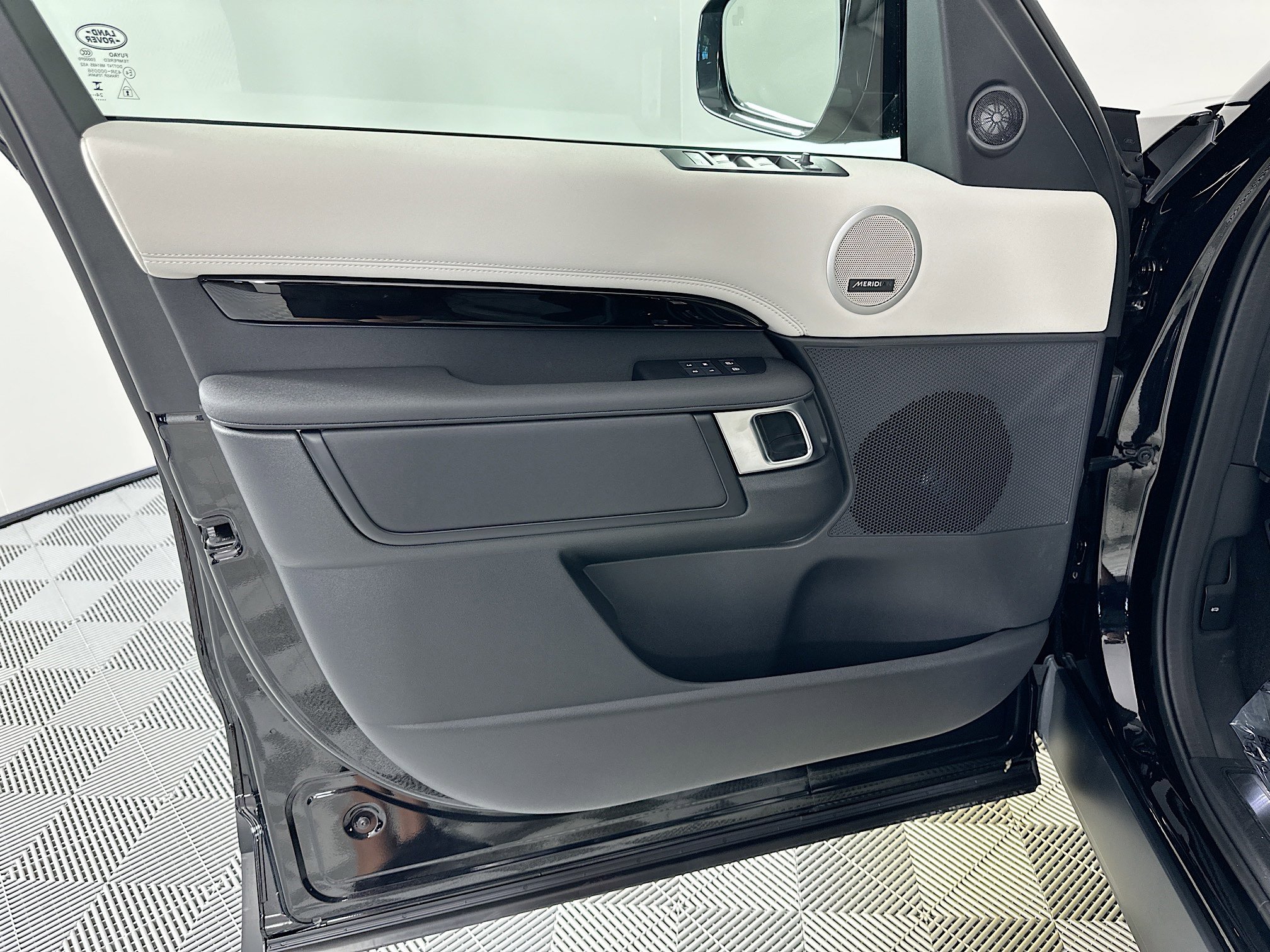 Used 2025 Land Rover Discovery S image 14
