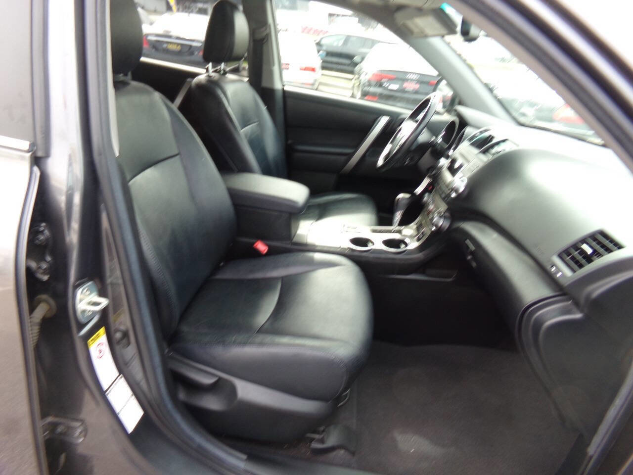 Used 2012 Toyota Highlander SE w/ Tow Pkg image 22