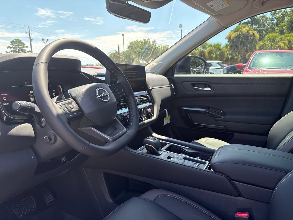 New 2026 Nissan Pathfinder Platinum FWD image 5