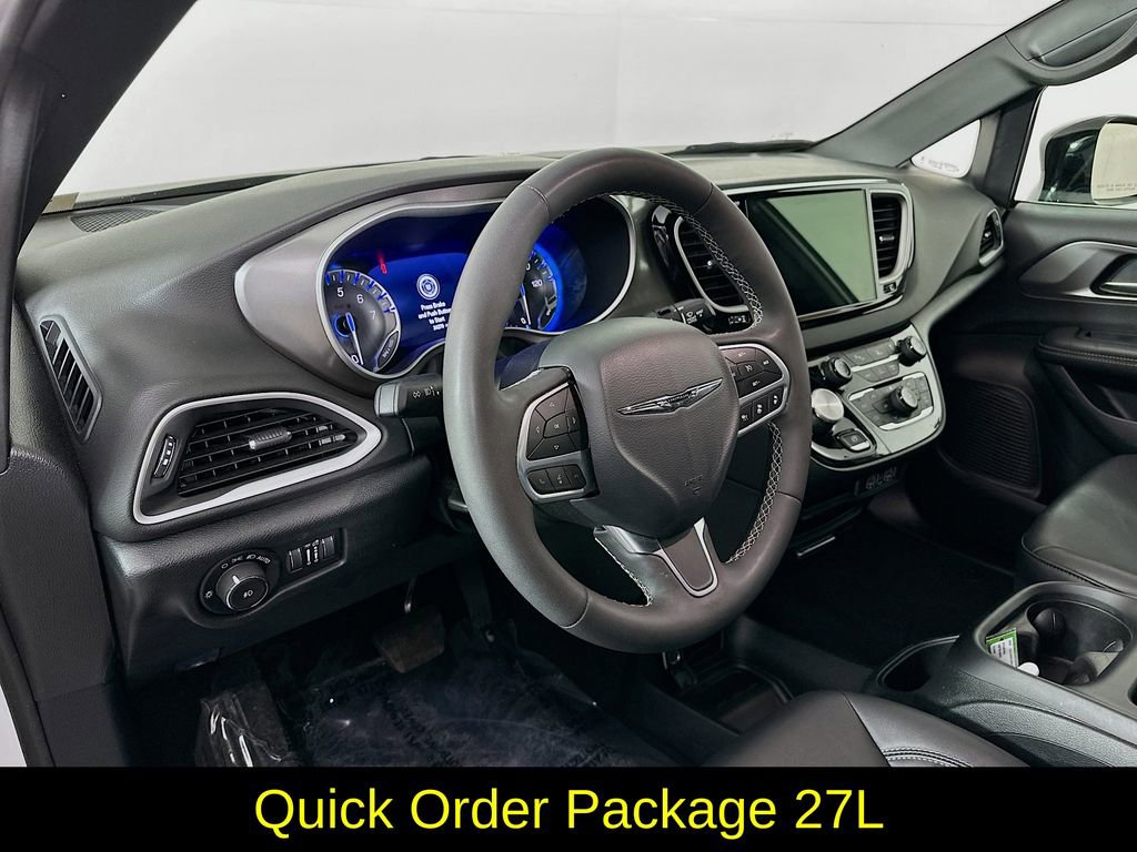 Used 2025 Chrysler Pacifica Select FWD image 14