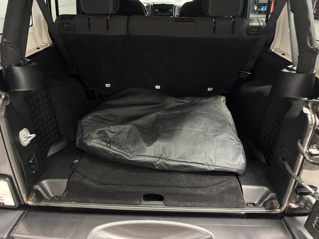 Used 2018 Jeep Wrangler Unlimited Sahara w/ Connectivity Group AWD/4WD image 11