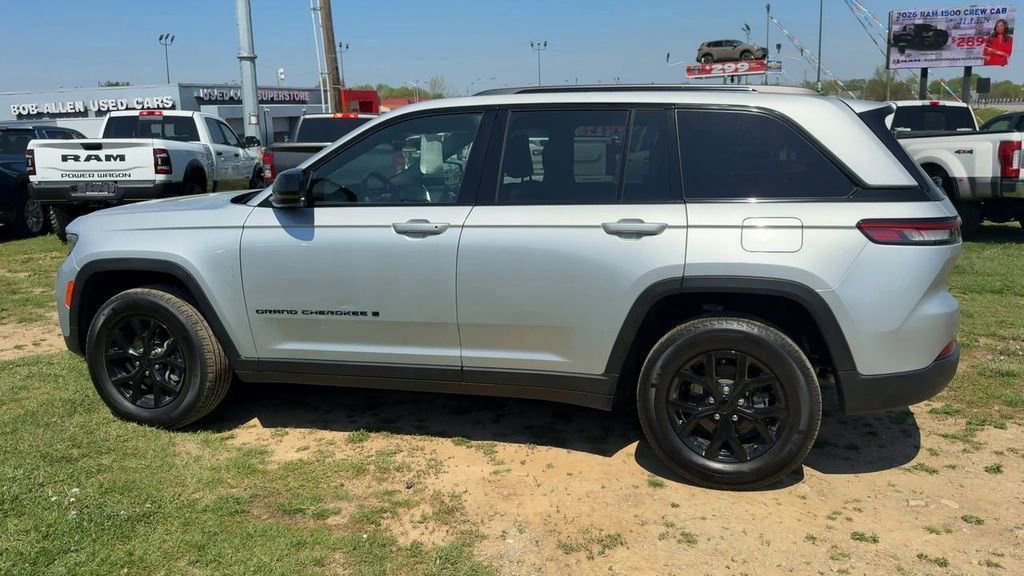 Used 2025 Jeep Grand Cherokee Altitude AWD/4WD image 4