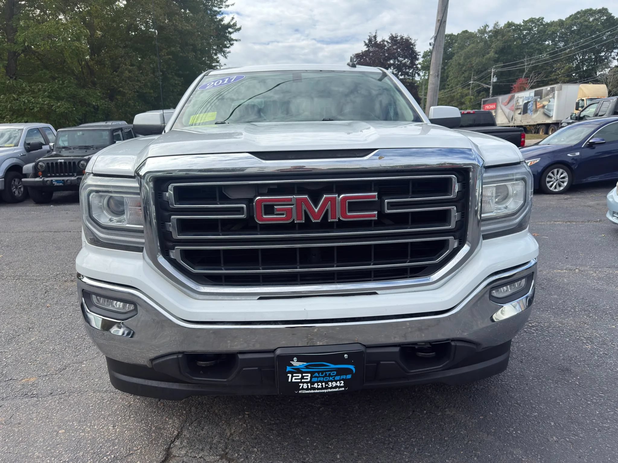 Used 2017 GMC Sierra 1500 SLE w/ SLE Value Package AWD/4WD image 2