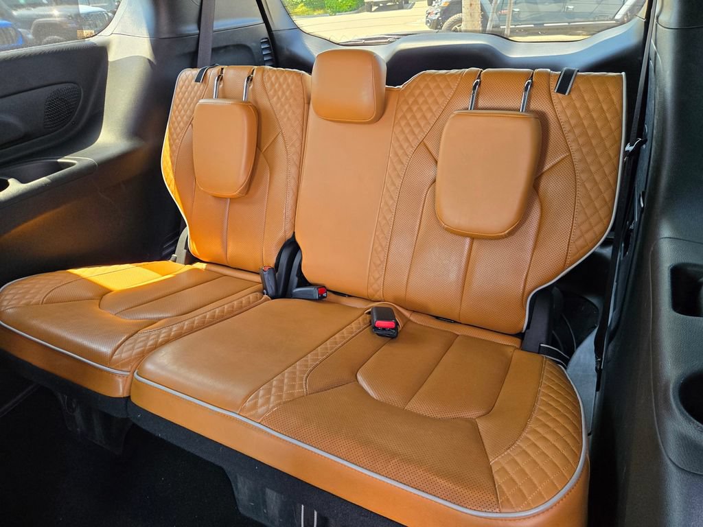 Used 2023 Chrysler Pacifica Pinnacle FWD image 13