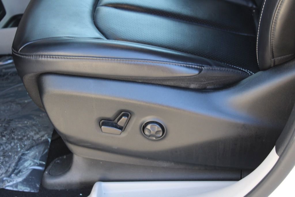 Used 2023 Chrysler Pacifica Touring-L image 16