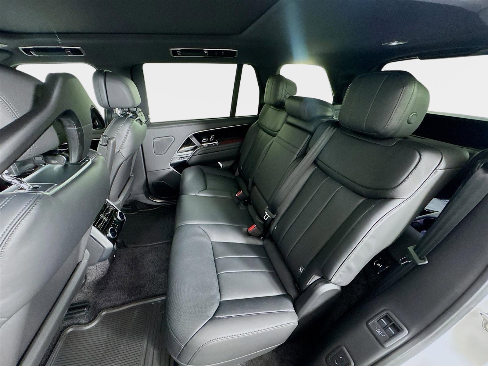 New 2026 Land Rover Range Rover Long Wheelbase SE AWD/4WD image 24