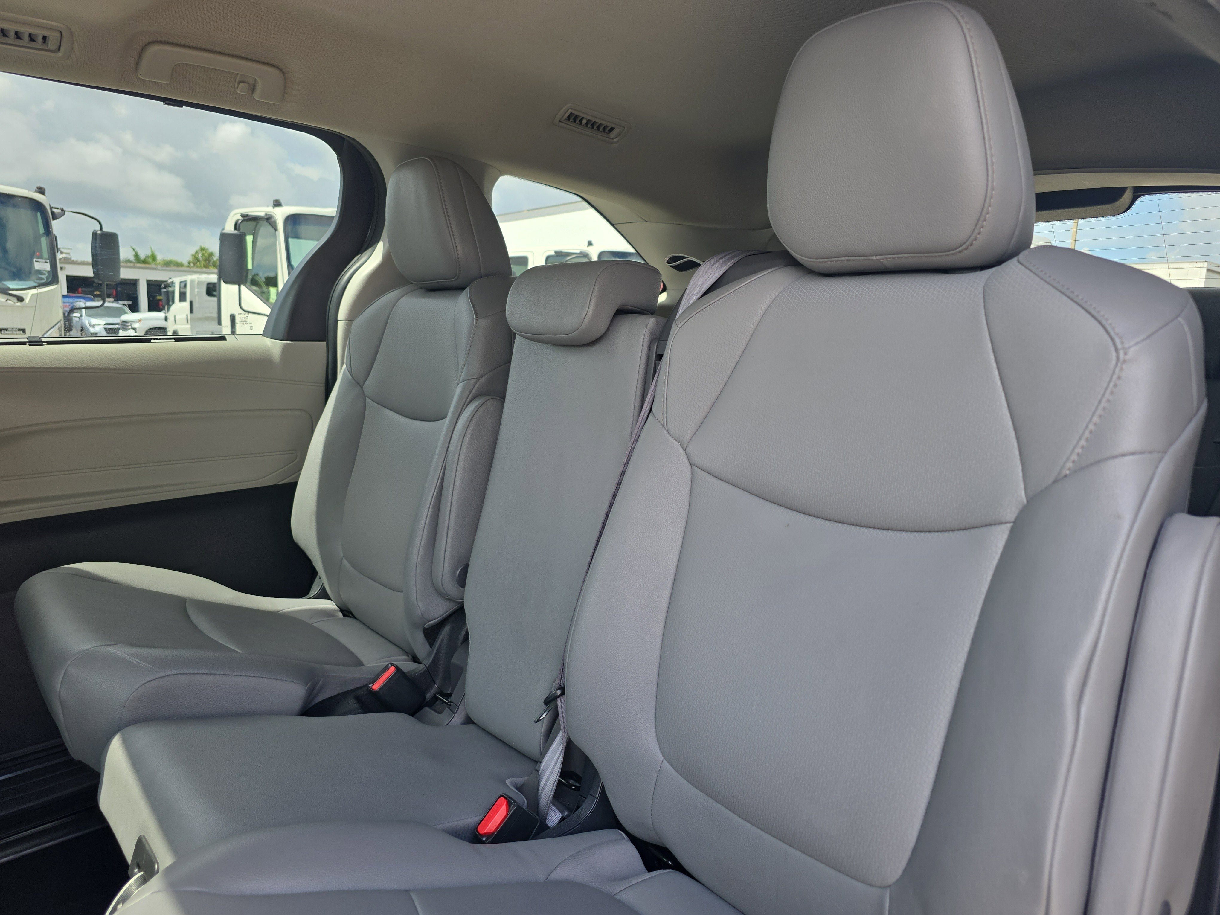 Used 2024 Toyota Sienna XLE FWD image 15