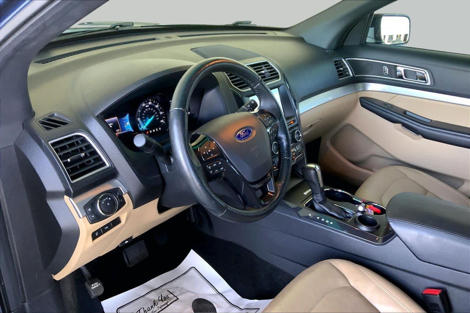 Used 2017 Ford Explorer XLT w/ Equipment Group 202A FWD image 17