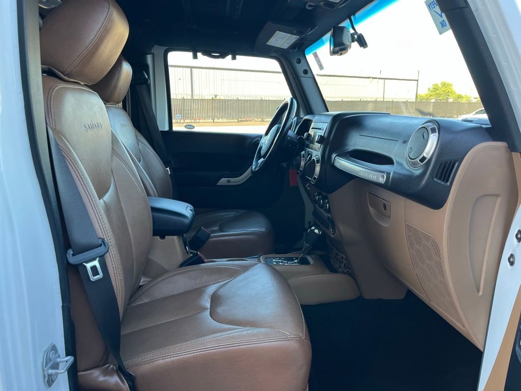 Used 2017 Jeep Wrangler Unlimited Sahara w/ Connectivity Group image 17