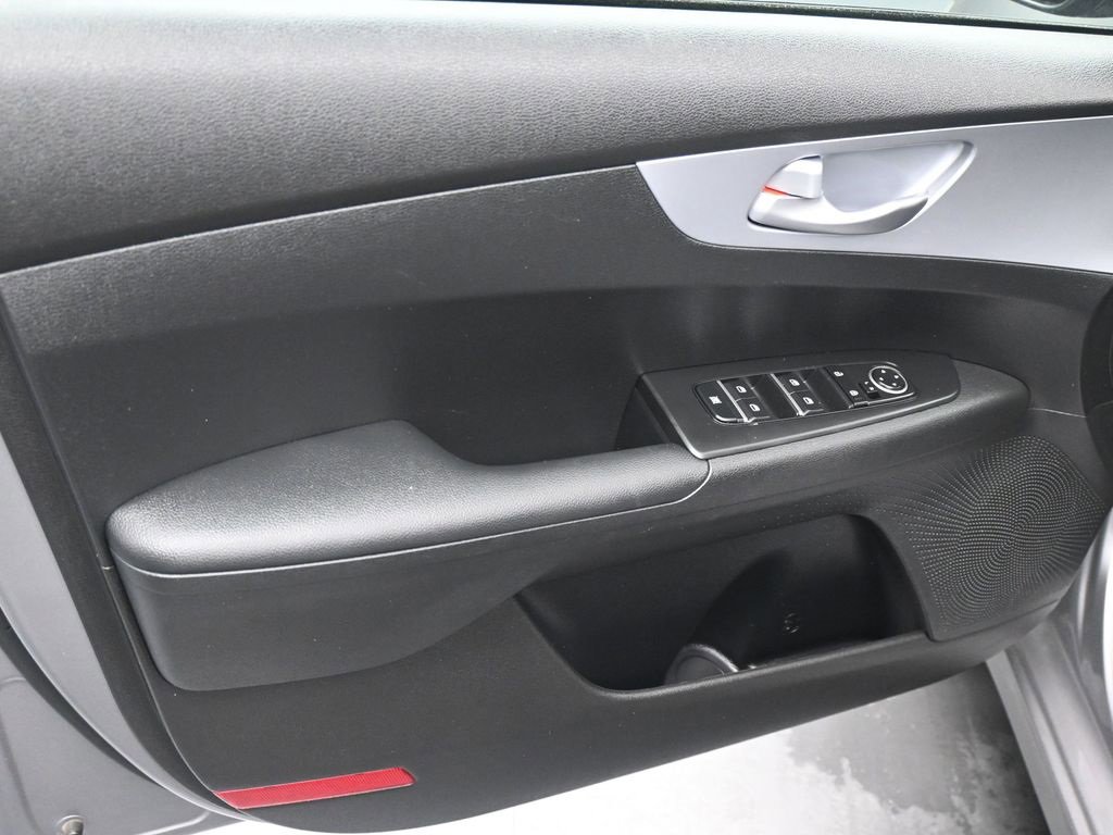 Used 2023 Kia Forte LXS w/ LXS Technology Package image 5