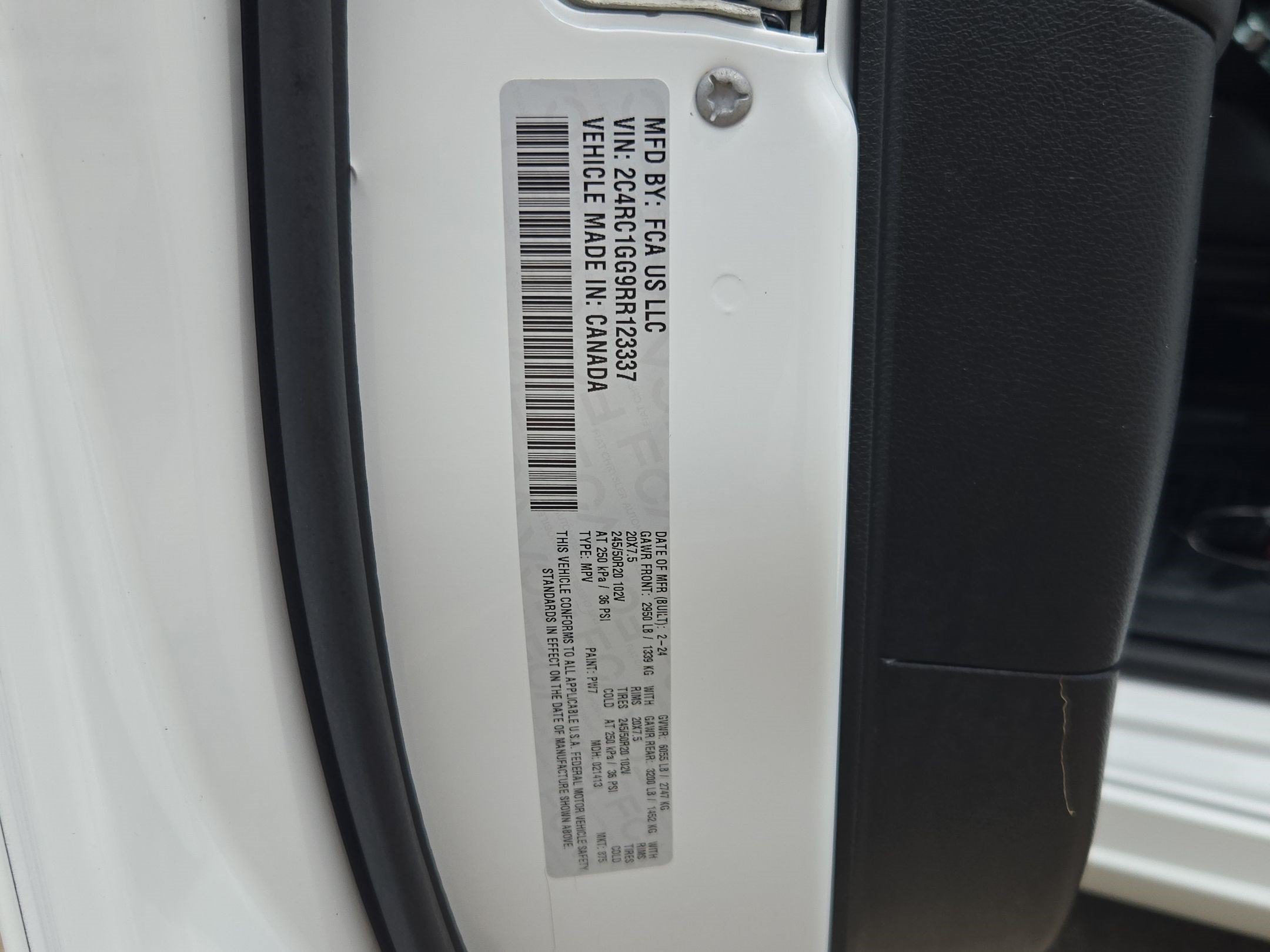 Used 2024 Chrysler Pacifica Limited w/ Uconnect Theater Family Group FWD image 34