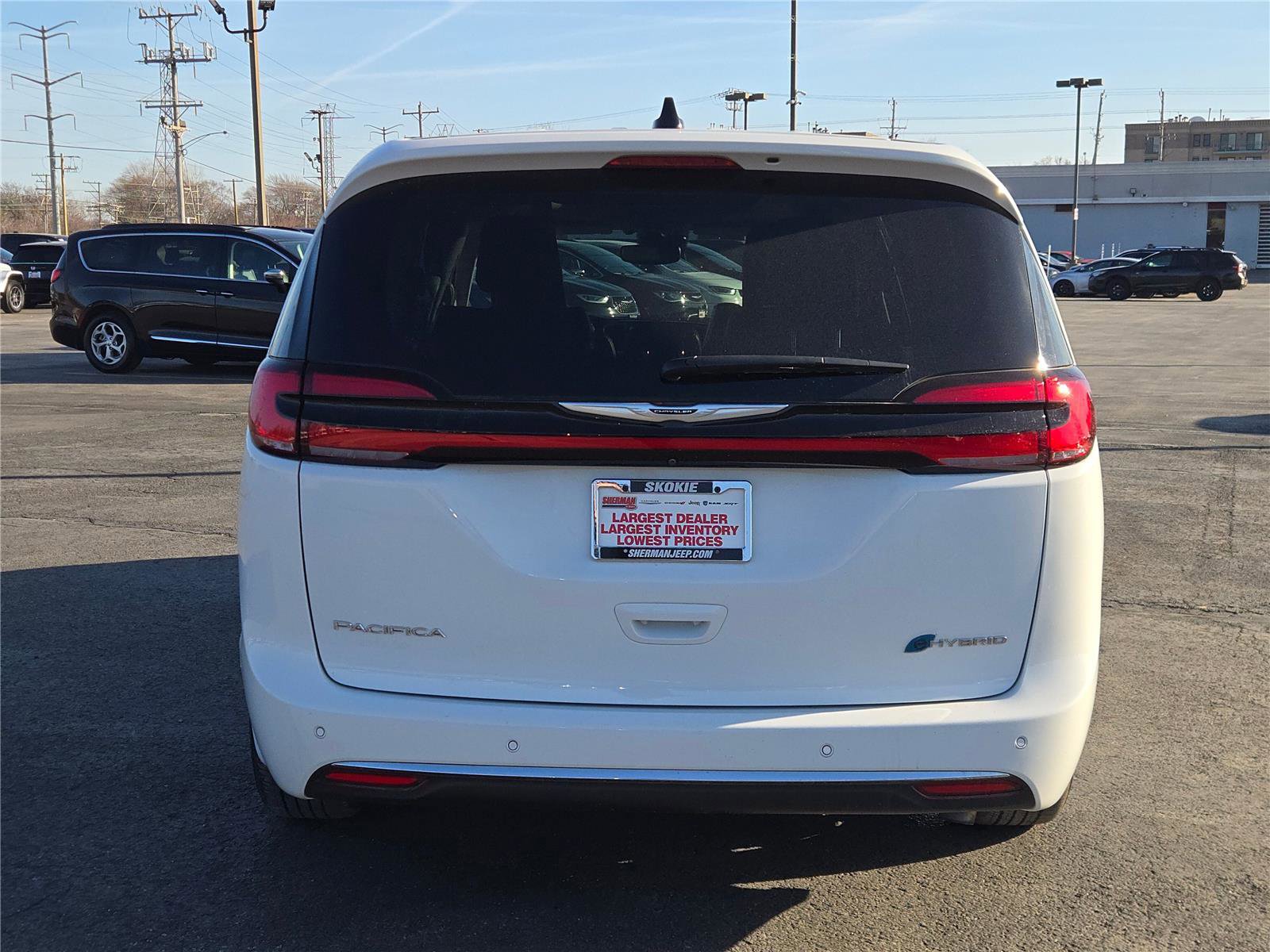 Used 2023 Chrysler Pacifica Limited w/ Uconnect Theater Family Group image 16