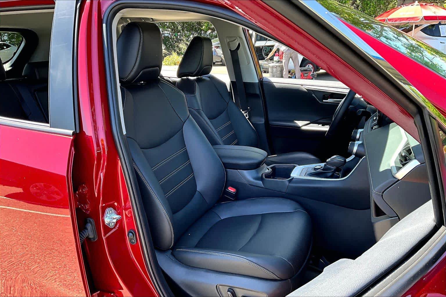 Used 2025 Toyota RAV4 Limited w/ Advanced Technology Package AWD/4WD image 8