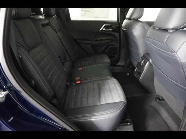 Used 2025 Mitsubishi Outlander SE image 11