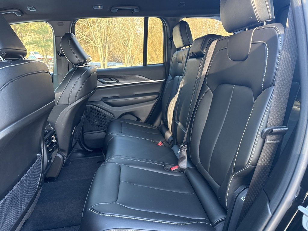 Used 2025 Jeep Grand Cherokee Limited image 10