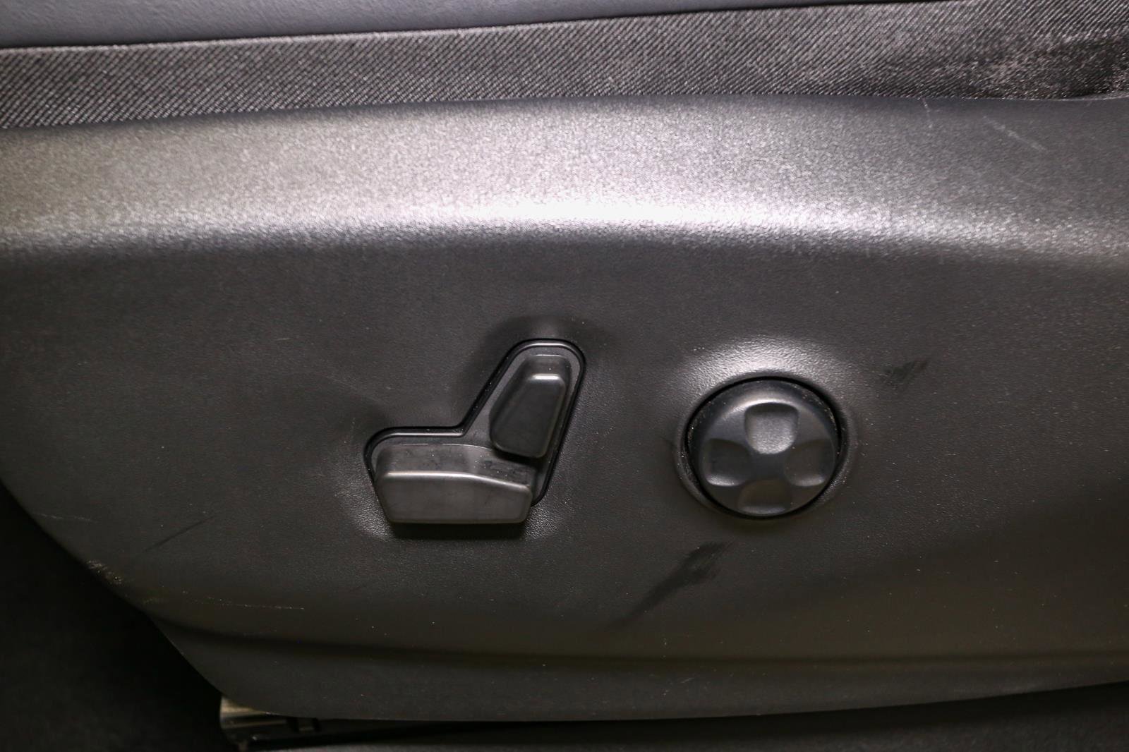 Used 2024 Chrysler Pacifica Touring-L image 40