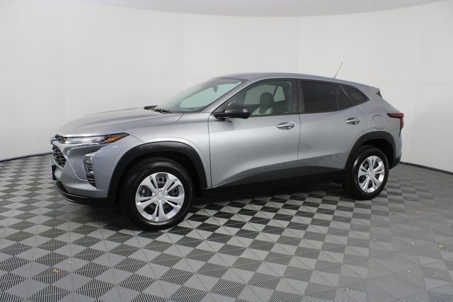 Used 2025 Chevrolet Trax LS image 2