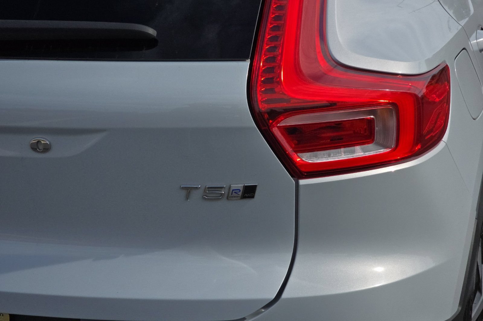 Used 2020 Volvo XC40 T5 R-Design w/ Protection Package AWD/4WD image 33