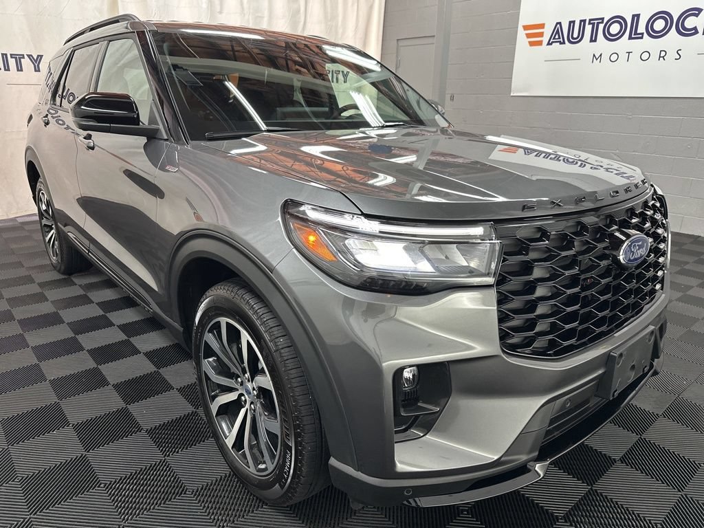 Used 2025 Ford Explorer ST-Line AWD/4WD image 2