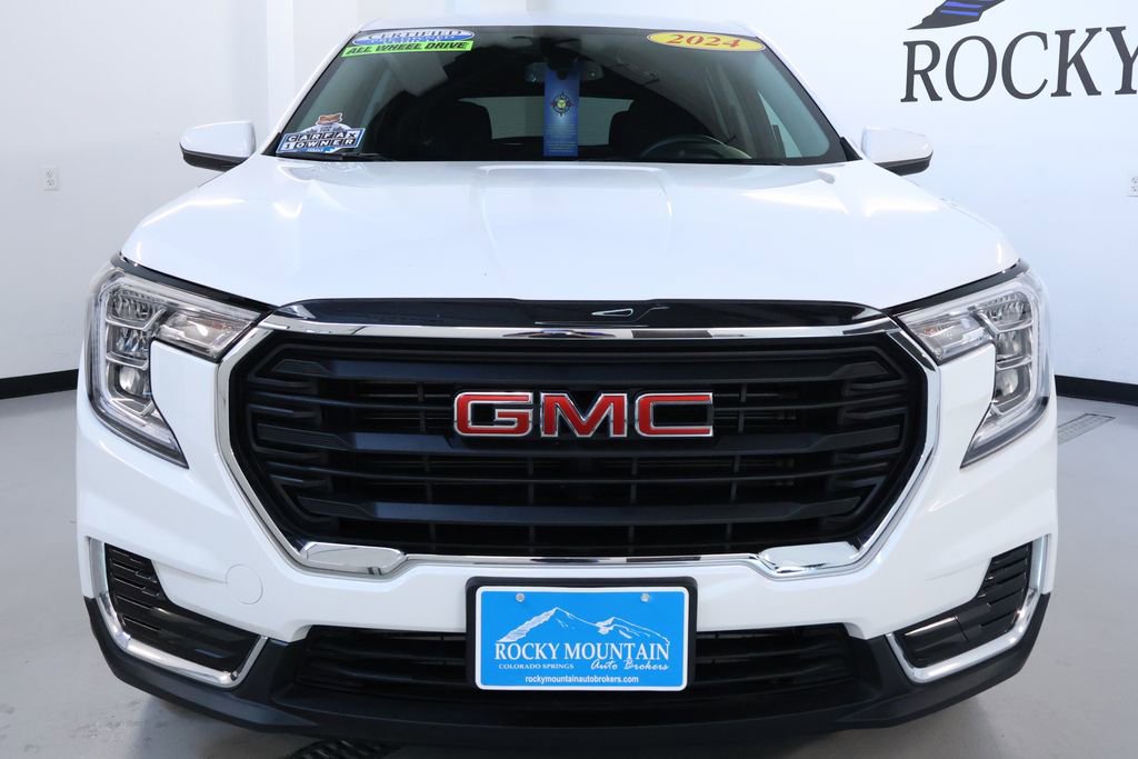 Used 2024 GMC Terrain SLE image 2