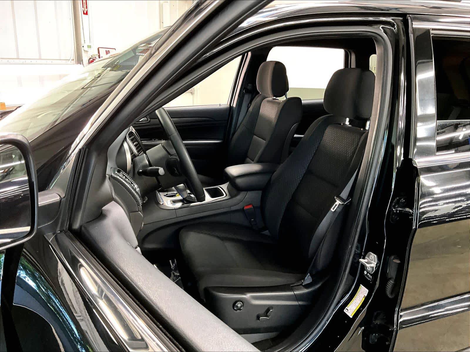 Used 2021 Jeep Grand Cherokee Laredo AWD/4WD image 26
