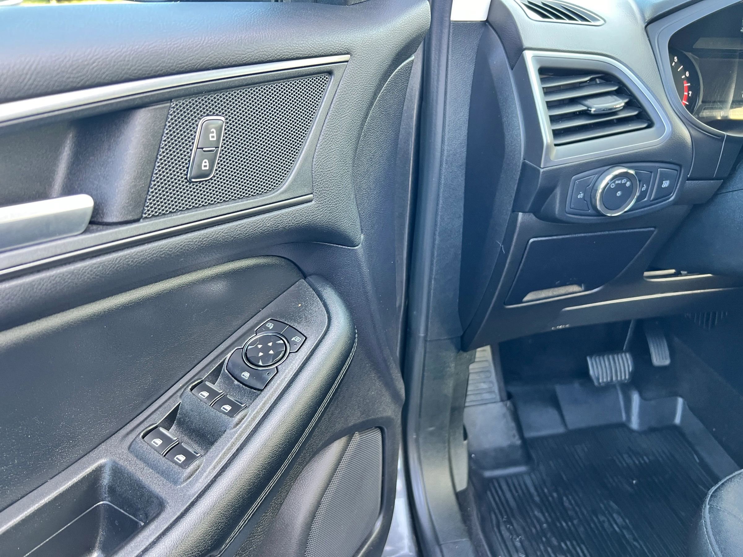 Used 2020 Ford Edge SE image 8