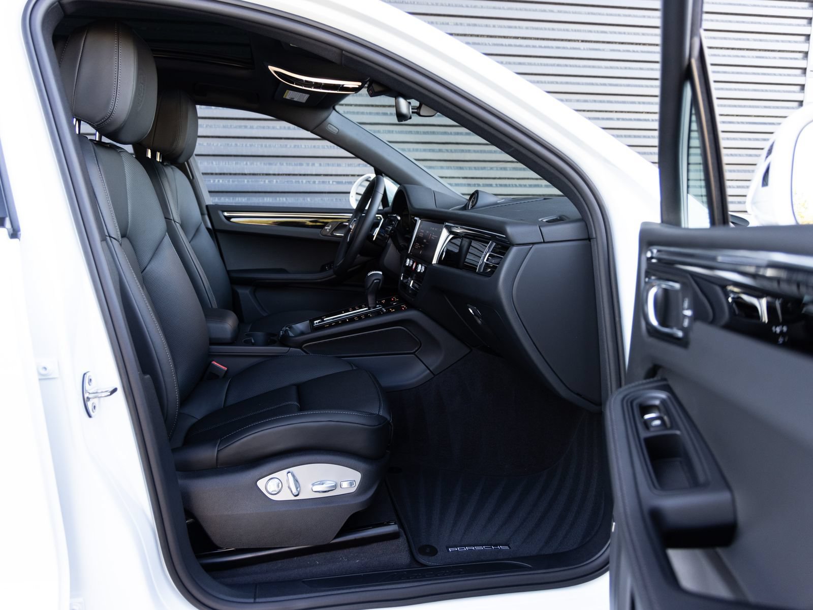 Certified 2026 Porsche Macan AWD/4WD image 32