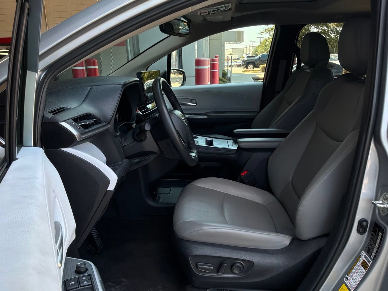 Used 2025 Toyota Sienna XLE FWD image 10