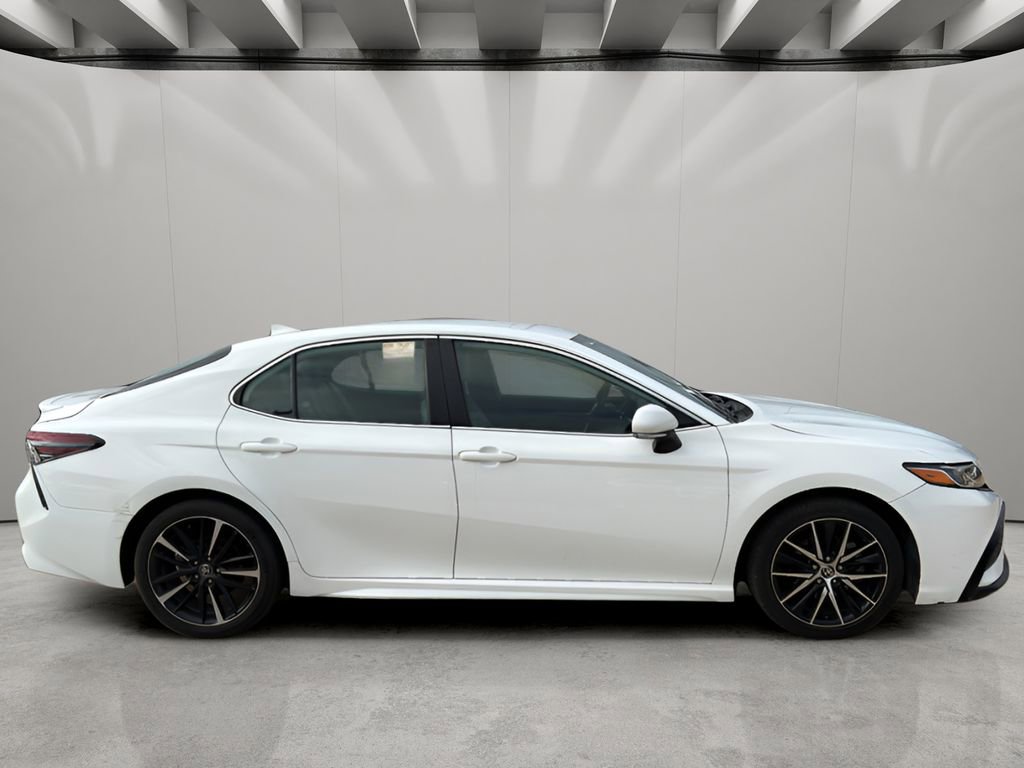 Used 2022 Toyota Camry SE image 5