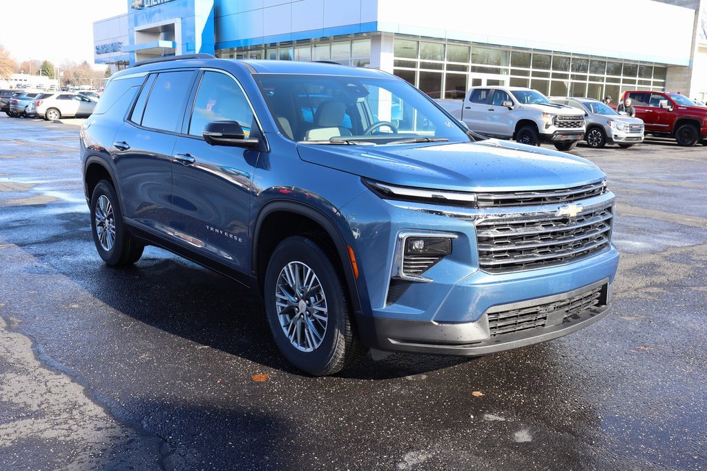 Used 2025 Chevrolet Traverse LT w/ Driver Confidence Package image 2