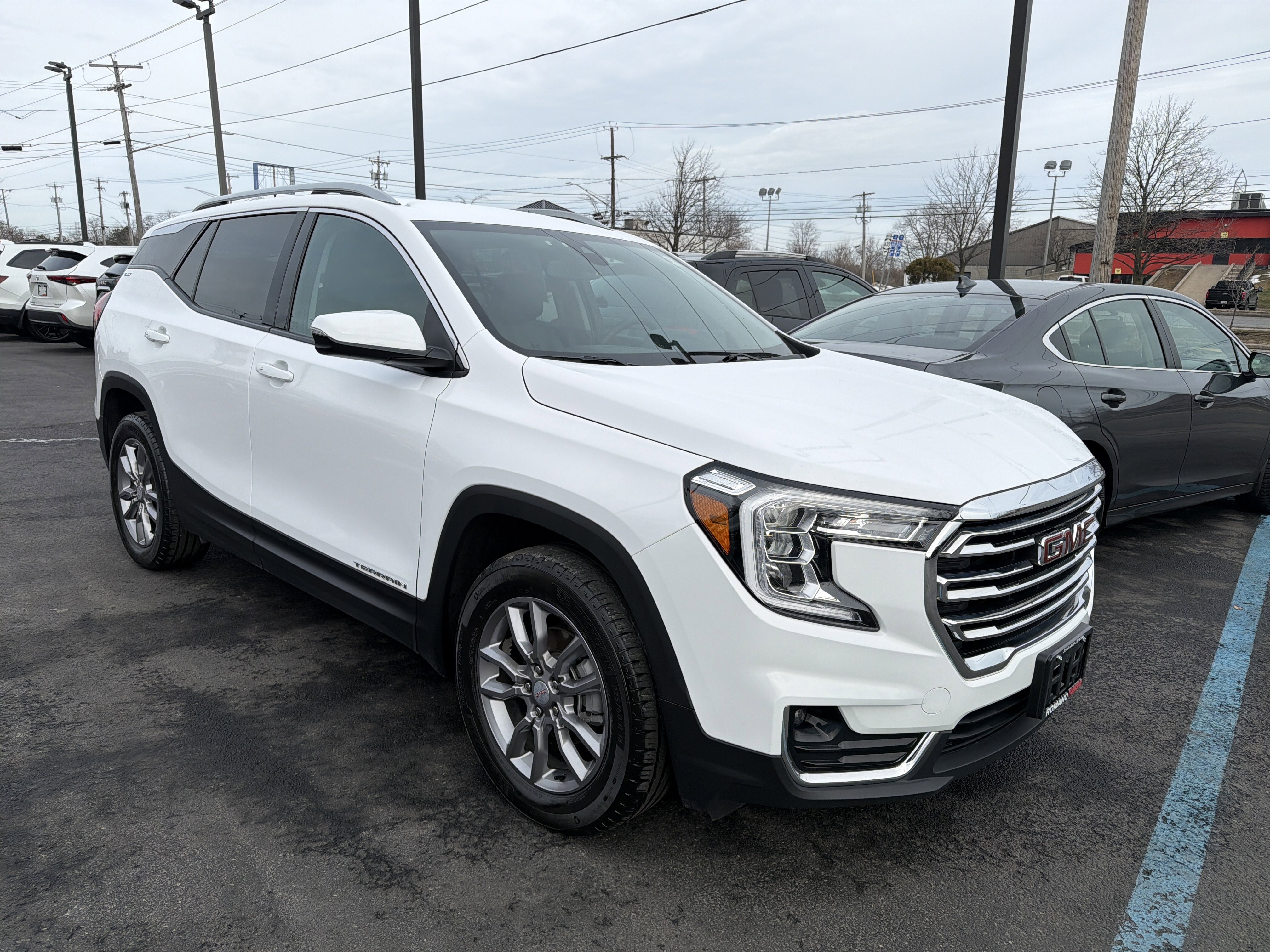 Used 2024 GMC Terrain SLT image 2