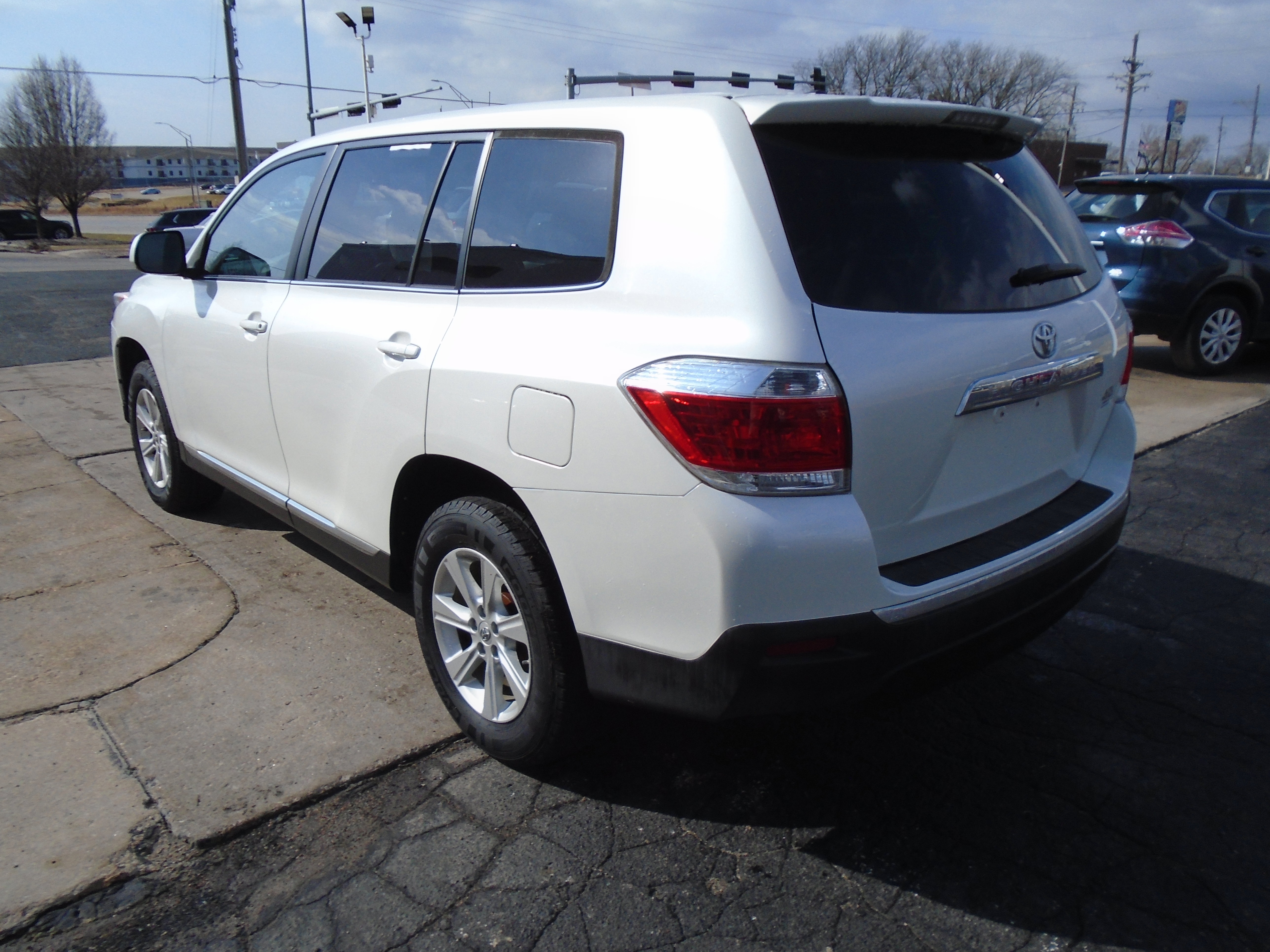 Used 2012 Toyota Highlander FWD w/ Cold Weather Pkg image 4