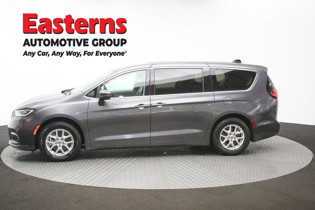 Used 2023 Chrysler Pacifica Touring-L image 58