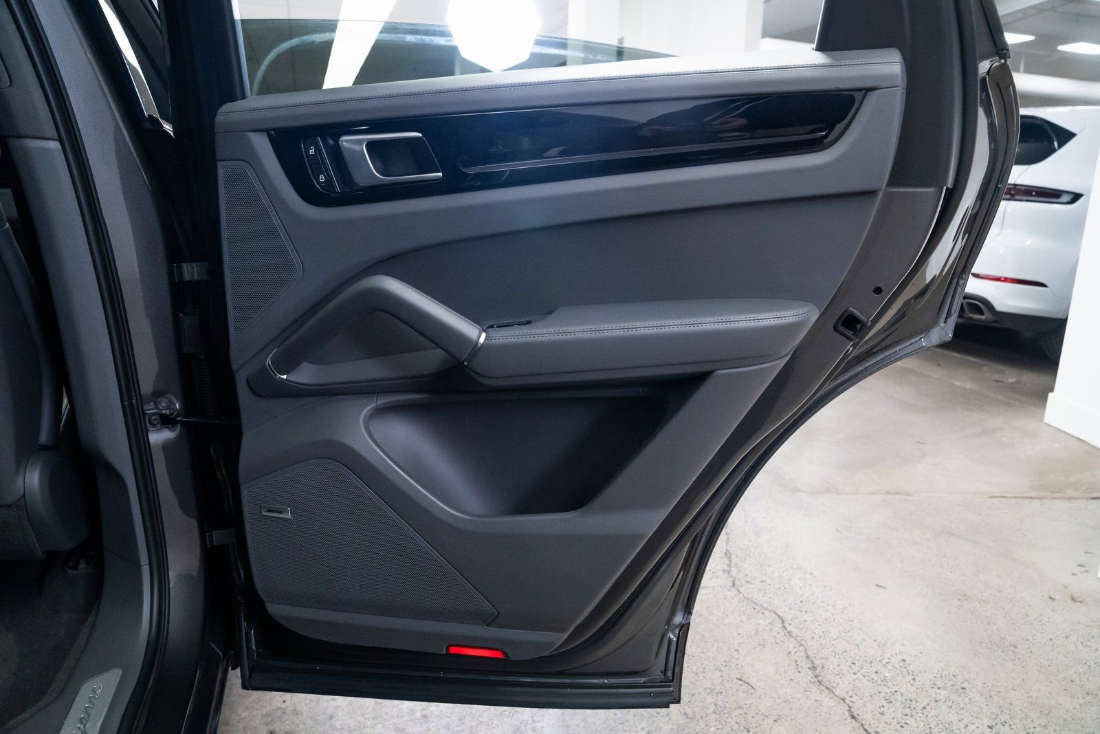 Used 2022 Porsche Cayenne Coupe image 22