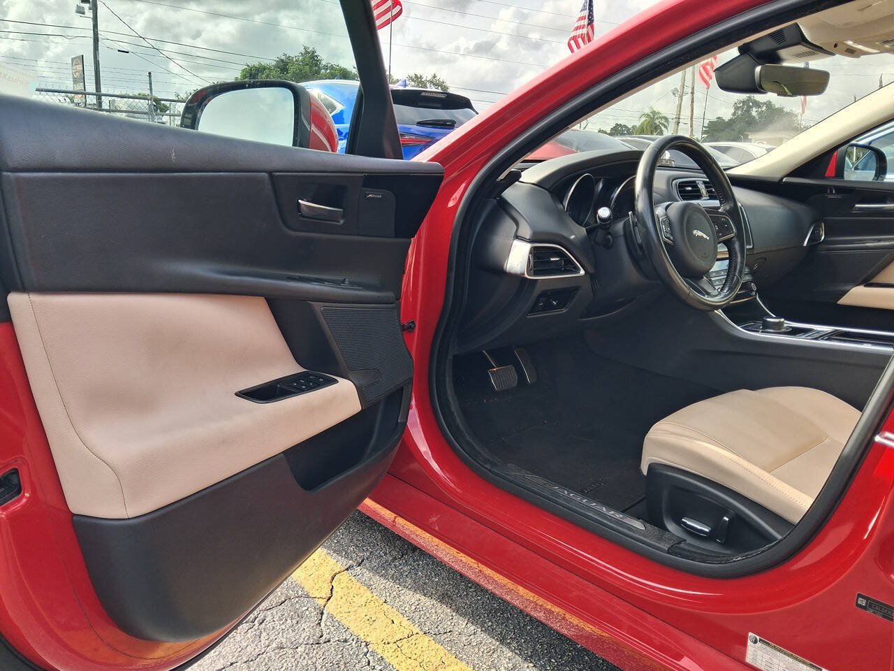 Used 2019 Jaguar XE Premium RWD image 13